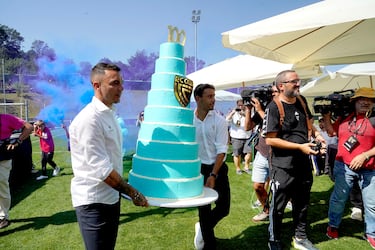 Iago Aspas ayuda a transportar la tarta conmemorativa del Centenario del Celta. 