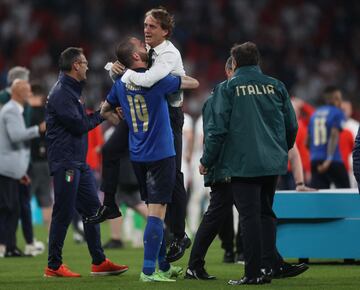 Leonardo Bonucci y Roberto Mancini celebran la victoria.