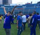Aficionados celestes dan la vuelta olímpica en el Estadio Azul