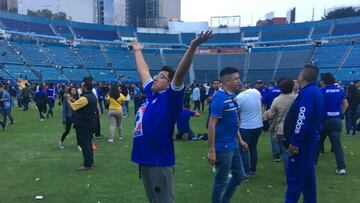 Aficionados celestes dan la vuelta olímpica en el Estadio Azul