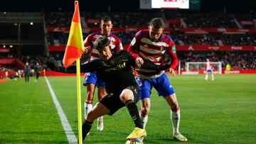 Teto, del Tenerife, entre Quini y Uzuni del Granada.