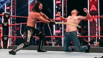 Seth Rollins golpea a Dominick durante Raw.