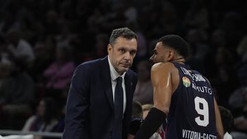 Luwawu-Cabarrot, alero del Baskonia, habla con su entrenador, Paolo Gabiati.