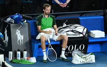 Daniil Medvedev, visiblemente cansado y con la tristeza inundando su rostro, trata de recuperar fuerzas para acudir a la ceremonia de entrega de trofeos.