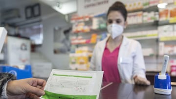 Una mujer con un test de antígenos en la farmacia ‘Las Gemelas’, a 10 de enero de 2022, en Madrid (España).
