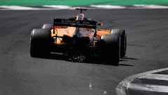 Fernando Alonso con el McLaren en Silverstone.