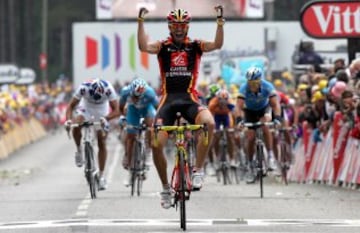 Las clásicas de Primavera siempre han sido especiales para Alejandro Valverde. Quedó tercero en la Amstel Gold Race, y días después, conquistaría su segunda Lieja-Bastogne-Lieja y subiría al podio por tercera vez consecutiva. En su preparación para la ronda gala, ganaría la Dauphiné Libéré. Pero la imagen recuerda otra victoria memorable del murciano en 2008 en la primera etapa del Tour de Francia. En Plumelec se impuso con mucha autoridad a sus rivales y se vistió por primera vez con el maillot amarillo que conservaría dos días. Terminaría el año como vencedor de la clasificación UCI ProTour, por segunda vez en su carrera.