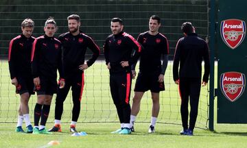 Nacho Monreal, Hector Bellerin, Shkodran Mustafi, Mathieu Debuchy, Granit Xhaka y Mesut Ozil.