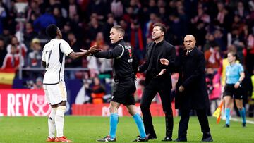 Vinicius gesticula con Simeone.