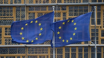 Archivo - Banderas de la UE en la sede de la Comisi&oacute;n Europea en Bruselas