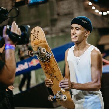 Nacido un 20 de noviembre de 1998, este skater de Sao Paulo (Brasil) es uno de los más técnicos del mundo. Con sponsors de la talla de Nike Sb o Rockstar apoyándole, este brasileño ha ganado prácticamente todo lo que se puede ganar en el mundo del skateboarding: desde paradas de la World Cup en Moscú, Praga, Vigo, Breda o Rotterdam a la FISE, pasando por el Phoenix AM y tantos otros eventos. Viene dispuesto a todo en el Extreme Barcelona, pero delante tendrá a otros primeros espadas del patín como el español -y olímpico- Danny León. Se le podrá ver en la Street plaza a partir del sábado a las 14:30h en las semifinales. Y si pasa a la final, a las 18:15h. 