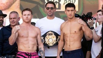 Saul "Canelo" Alvarez y Dmitry Bivol en el pesaje previo a su combate.