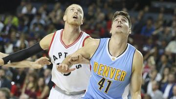 MR03. CALGARY (CANADÁ), 03/10/2016.- Juancho Hernangomez (d) de Denver Nuggets E. J. Singler (i) de Toronto Raptors esperan un rebote hoy, lunes 3 de octubre de 2016, durante un juego de la NBA realizado en Scotiabank Saddledome against en Calgary (Canadá). EFE/MIKE RIDEWOOD