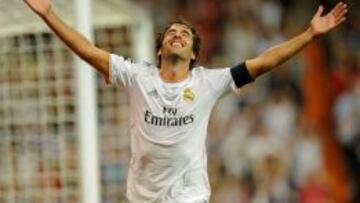 Raúl celebra el gol que logró con el Madrid en su homenaje.