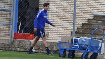 Iv&aacute;n Az&oacute;n se dirige al gimnasio de la Ciudad Deportiva al comenzar el entrenamiento de esta tarde.