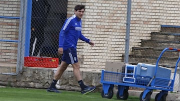 Iván Azón se dirige al gimnasio de la Ciudad Deportiva al comenzar el entrenamiento de esta tarde.