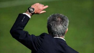Mourinho mostrando su tatuaje.