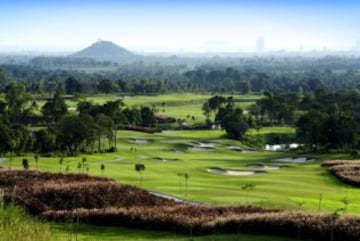 Situado junto al volcán activo Monte Merapi, este lugar ofrece golf y aventura a partes iguales.