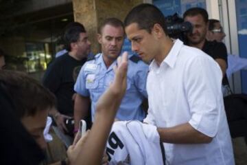 El delantero mexicano del Manchester United, Javier Hernández 'Chicharito', a su salida de la Clínica Sanitas de La Moraleja tras pasar las pruebas médicas, previas a la confirmación de su incorporación a las filas del Real Madrid. 