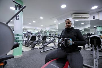 Sesión matutina de entrenamiento en un gimnasio local en Qatif.