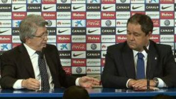 LOS PRESIDENTES. Enrique Cerezo y Tino Fernández, en la sala de prensa del Calderón, en el momento de la comparecencia.