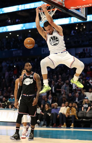 Stephen Curry realizando un mate durante el partido de las estrellas. 