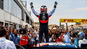 Azcona celebra su victoria con Hyundai tras la carrera de WTCR en España.