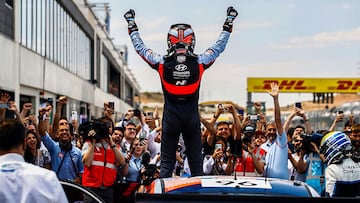 Azcona celebra su victoria con Hyundai tras la carrera de WTCR en España.