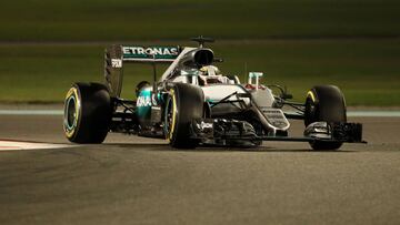 Mercedes AMG Petronas F1 Team's British driver Lewis Hamilton steers his car during the Abu Dhabi Formula One Grand Prix at the Yas Marina circuit on November 27, 2016. / AFP PHOTO / Karim Sahib