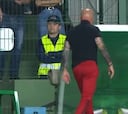 Sampaoli patea un micrófono y provoca un nuevo escándalo en Brasil