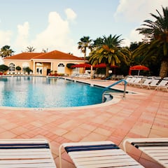 ¿Se puede prohibir el acceso a la piscina comunitaria a un vecino moroso? Esto dice la Ley de Propiedad Horizontal