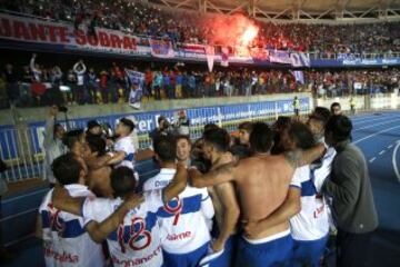 Los jugadores de Universidad Catolica celebran el titulo de la Super Copa tras la victoria contra Universidad de Chile en el estadio Ester Roa de Concepcion, Chile.