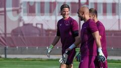 Nyland y Dmitrovic, porteros del Sevilla, durante un entrenamiento.