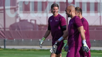 Nyland y Dmitrovic, porteros del Sevilla.