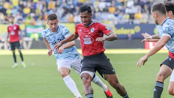 El centrocampista Renato Tapia, del Celta, se enfrenta a Rubén Alcaraz, del Cádiz, durante el partido disputado en el estadio Nuevo Mirandilla de Cádiz.