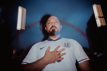 Un aficionado inglés posa en Wembley Way antes del partido amistoso internacional entre Inglaterra y Uruguay en el estadio de Wembley.
