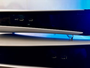 Permiten que no recaiga todo el peso de la consola sobre la carcasa, algo frágil debido a la voluptuosidad de sus formas.