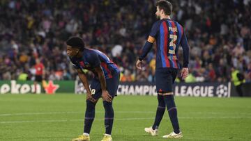 Alex Balde, con Piqué en el partido contra el Inter.