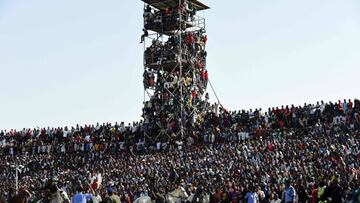 Supporters attend the African Cup of Nations qualification match between Egypt and Nigeria, on March 25, 2016, in Kaduna.  / AFP PHOTO / PIUS UTOMI EKPEI