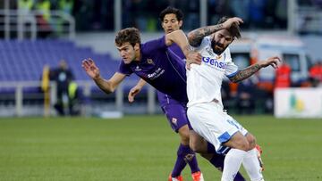 Football Soccer - Fiorentina v Empoli - Italian Serie A - Artemio Franchi stadium, Florence, Italy 22/11/15Marcos Alonso (C) of Fiorentina in action against Marko Livaja (R) of Empoli. REUTERS/Giampiero Sposito