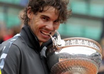Rafa Nadal posa con el Trofeo de Roland Garros conseguido en 2012 en la final que lo enfrentó al serbio Novak Djokovic