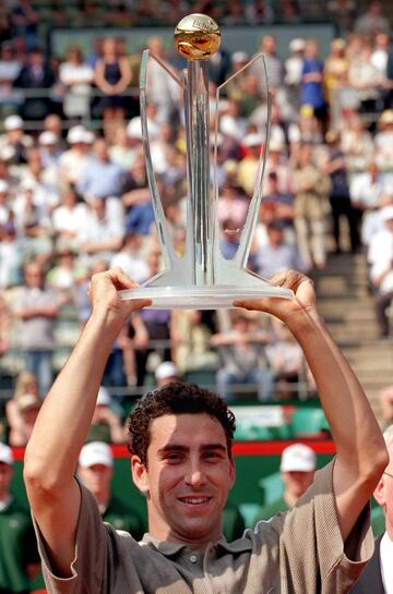 Albert Costa logró vencer a Àlex Corretja por 6-2, 6-0 y 1-0, ya que el actual comentarista de TVE y Eurosport se retiró lesionado en el tercer set. Fue un partido donde Costa ganaba la mayoría de puntos con su primer servicio, con un porcentaje del 73% de acierto. Ese mismo año, Corretja consiguió el Tennis Masters Cup en Hannover contra Carlos Moyá por 3-6, 3-6, 7-5, 6-3, 7-5. De hecho, era el favorito para este encuentro, pero Costa ya le había ganado en los dos últimos enfrentamientos entre ambos tenistas. Y esta vez venció tras la retirada de Corretja por cansancio, aunque Albert ya había ganado los dos primeros sets. Una victoria para el recuerdo, ya que en la primera ronda de este torneo salvó dos bolas de partido.