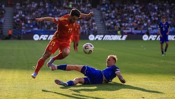 Bratislava (Slovakia), 11/06/2025.- Raul Moro of Spain (L) in action against Dominik Javorcek of Slovakia (R) during the UEFA Under-21 Championship group stage match between Slovakia and Spain in Bratislava, Slovakia, 11 June 2025. (Eslovaquia, España) EFE/EPA/MARTIN DIVISEK