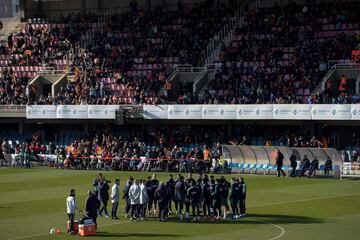 Barcelona: 11,000 fans watch Barça workout at the Mini Estadi