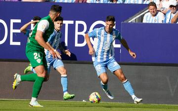 Chavarría con el balón. Detrás Rubén Pulido y Cristian.