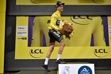 Hindley ganó la primera etapa de los Pirineos y se vistió de amarillo.