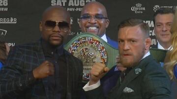 Floyd Mayweather y Conor McGregor durante la rueda de prensa previa a su combate.