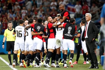 Los jugadores de Costa Rica celebran el 1-1 de Kendall Waston.