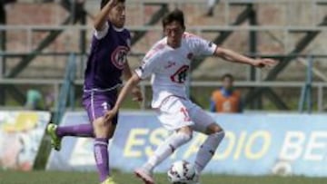 Franco Solar disputa un bal&oacute;n con Pablo Parra, durante el partido v&aacute;lido por por la decimo primera fecha del Campeonato Nacional de Primera B.