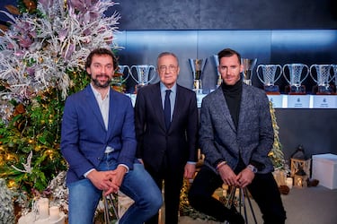 Florentino Pérez con Sergio Llull y Rudy Fernández, capitanes de la sección de baloncesto del Real Madrid.